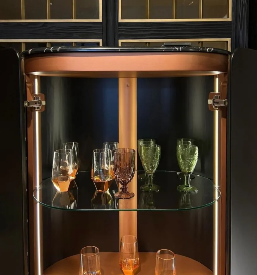 Casa Padrino Luxus Barschrank Schwarz / Kupfer 80 x 50 x H. 165 cm - Beleuchteter Massivholz Weinschrank mit 2 Türen - Wohnzimmer Möbel - Bar Möbel - Hotel Möbel - Luxus Kollektion
