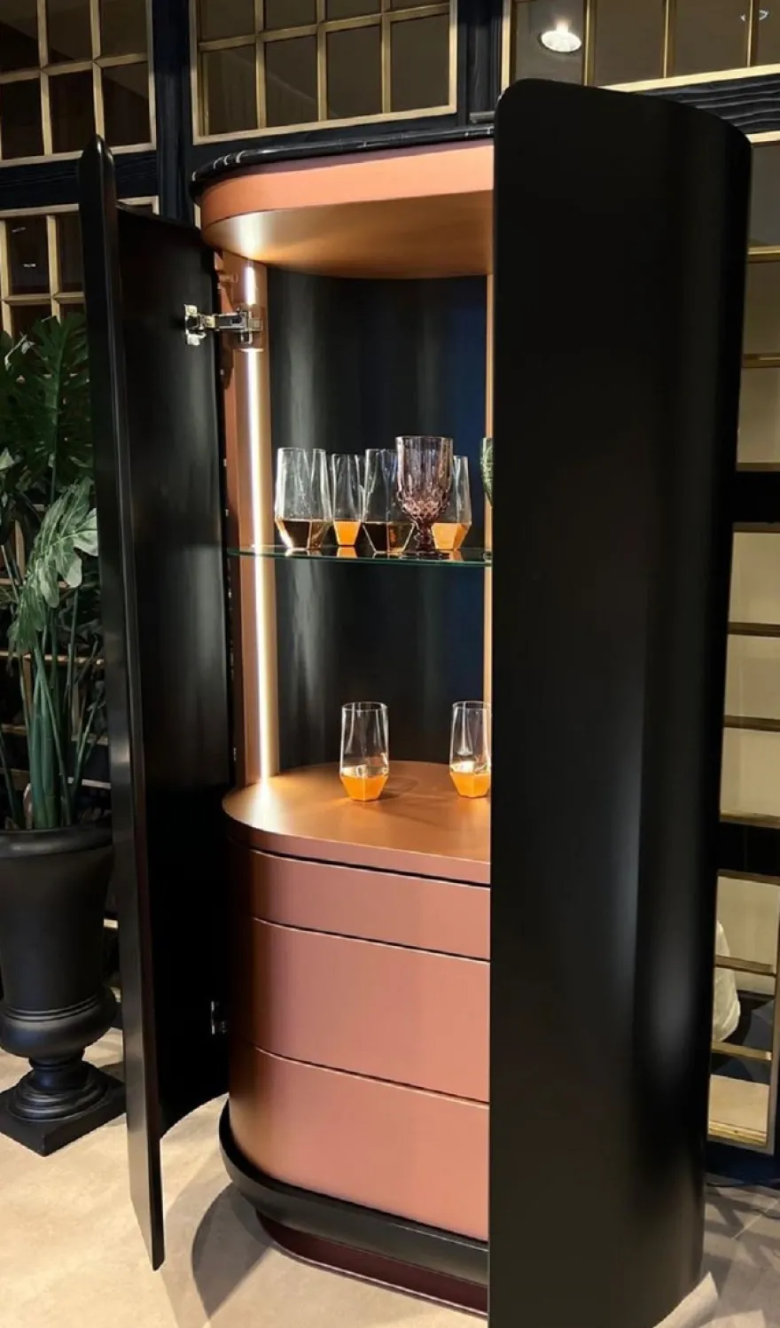 Casa Padrino Luxus Barschrank Schwarz / Kupfer 80 x 50 x H. 165 cm - Beleuchteter Massivholz Weinschrank mit 2 Türen - Wohnzimmer Möbel - Bar Möbel - Hotel Möbel - Luxus Kollektion