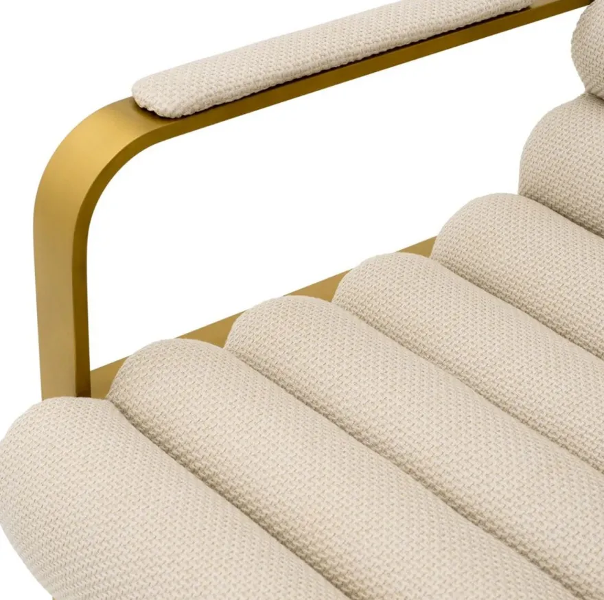 Casa Padrino Luxus Barstuhl mit Armlehnen Sandfarben / Messing 53,5 x 57,5 x H. 107 cm - Gepolsterter Edelstahl Barhocker - Bar Möbel - Luxus Möbel - Luxus Qualität