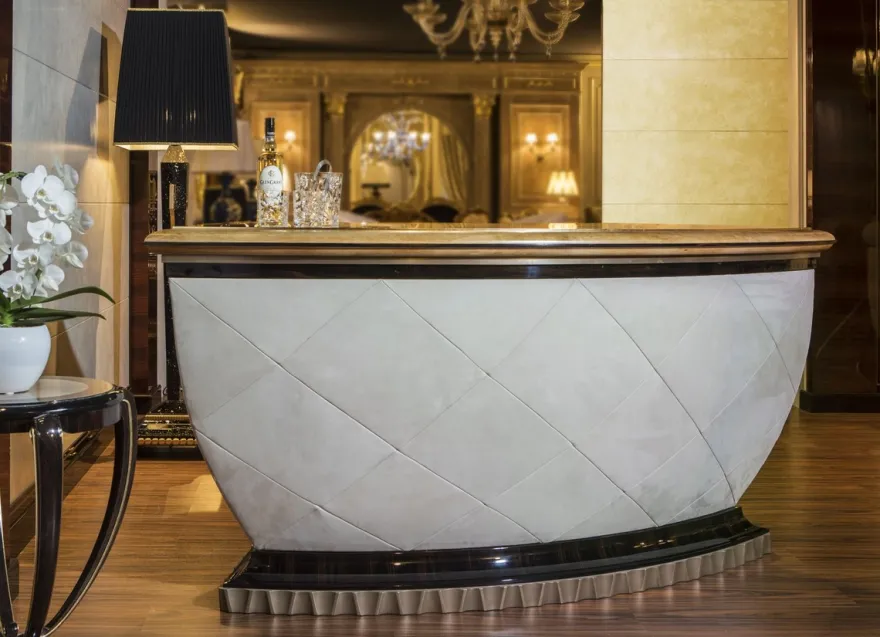 Casa Padrino Luxus Bartheke mit Kühlschrank Weiß / Naturfarben / Dunkelbraun / Grau 225 x 102 x H. 98 cm - Handgefertigter Bartisch - Hausbar - Hotel Möbel - Luxus Qualität - Made in Italy