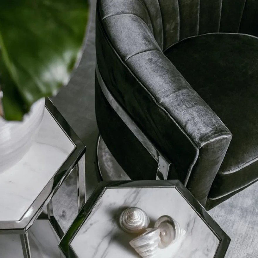 Casa Padrino Luxus Beistelltisch Set Silber / Weiß - Edelstahl Tische mit Marmorplatten - Luxus Kollektion