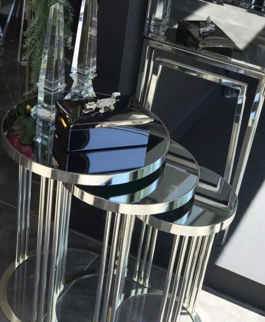 Casa Padrino Luxus Beistelltisch Set Silber - 3 runde Metall Tische mit Glasplatte - Wohnzimmer Möbel - Luxus Möbel
