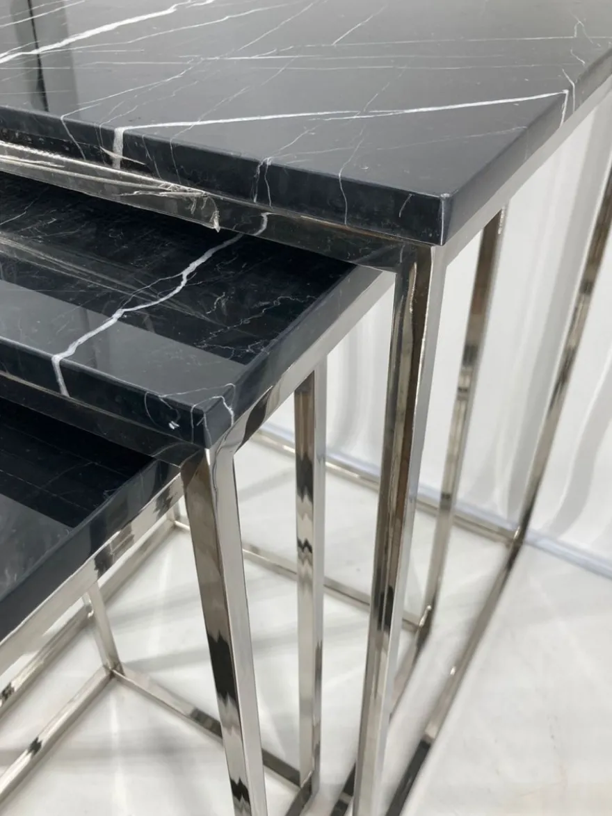 Casa Padrino Luxus Beistelltisch 3er Set Silber / Schwarz - Edelstahl Tische mit Marmorplatte - Wohnzimmer Möbel - Luxus Kollektion
