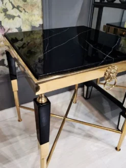 Casa Padrino Luxus Beistelltisch Schwarz / Gold 50 x 50 x H. 60 cm - Quadratischer Tisch mit Kunstmarmor Tischplatte - Luxus Wohnzimmer Möbel - Hotel Möbel - Luxus Einrichtung - Hotel Einrichtung