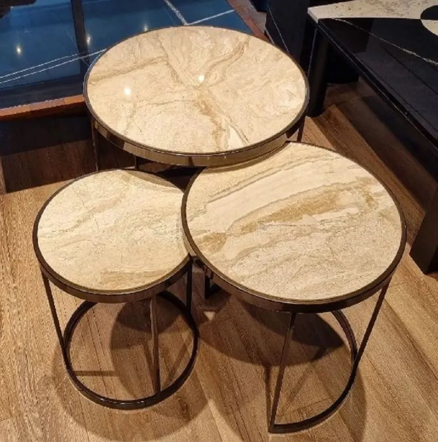 Casa Padrino Luxus Beistelltisch Set Beige / Messing - 3 Runde Metall Tische mit Marmorplatte - Wohnzimmer Möbel - Hotel Möbel - Luxus Möbel - Luxus Einrichtung - Möbel Luxus