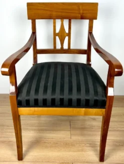 Casa Padrino Luxus Biedermeier Esszimmer Stuhl mit Armlehnen und Streifen Braun / Schwarz 59 x H. 94 cm - Massivholz Küchen Stuhl - Massivholz Esszimmer Möbel - Biedermeier Esszimmer Möbel