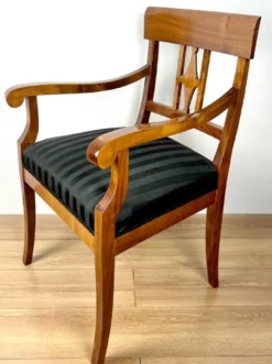 Casa Padrino Luxus Biedermeier Esszimmer Stuhl mit Armlehnen und Streifen Braun / Schwarz 59 x H. 94 cm - Massivholz Küchen Stuhl - Massivholz Esszimmer Möbel - Biedermeier Esszimmer Möbel
