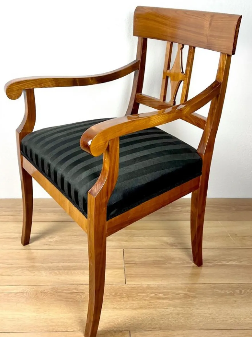 Casa Padrino Luxus Biedermeier Esszimmer Stuhl mit Armlehnen und Streifen Braun / Schwarz 59 x H. 94 cm - Massivholz Küchen Stuhl - Massivholz Esszimmer Möbel - Biedermeier Esszimmer Möbel