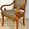 Casa Padrino Luxus Biedermeier Esszimmer Stuhl mit Armlehnen und Streifen Braun / Beige / Schwarz 60 x H. 95 cm - Massivholz Küchen Stuhl - Massivholz Esszimmer Möbel - Biedermeier Esszimmer Möbel