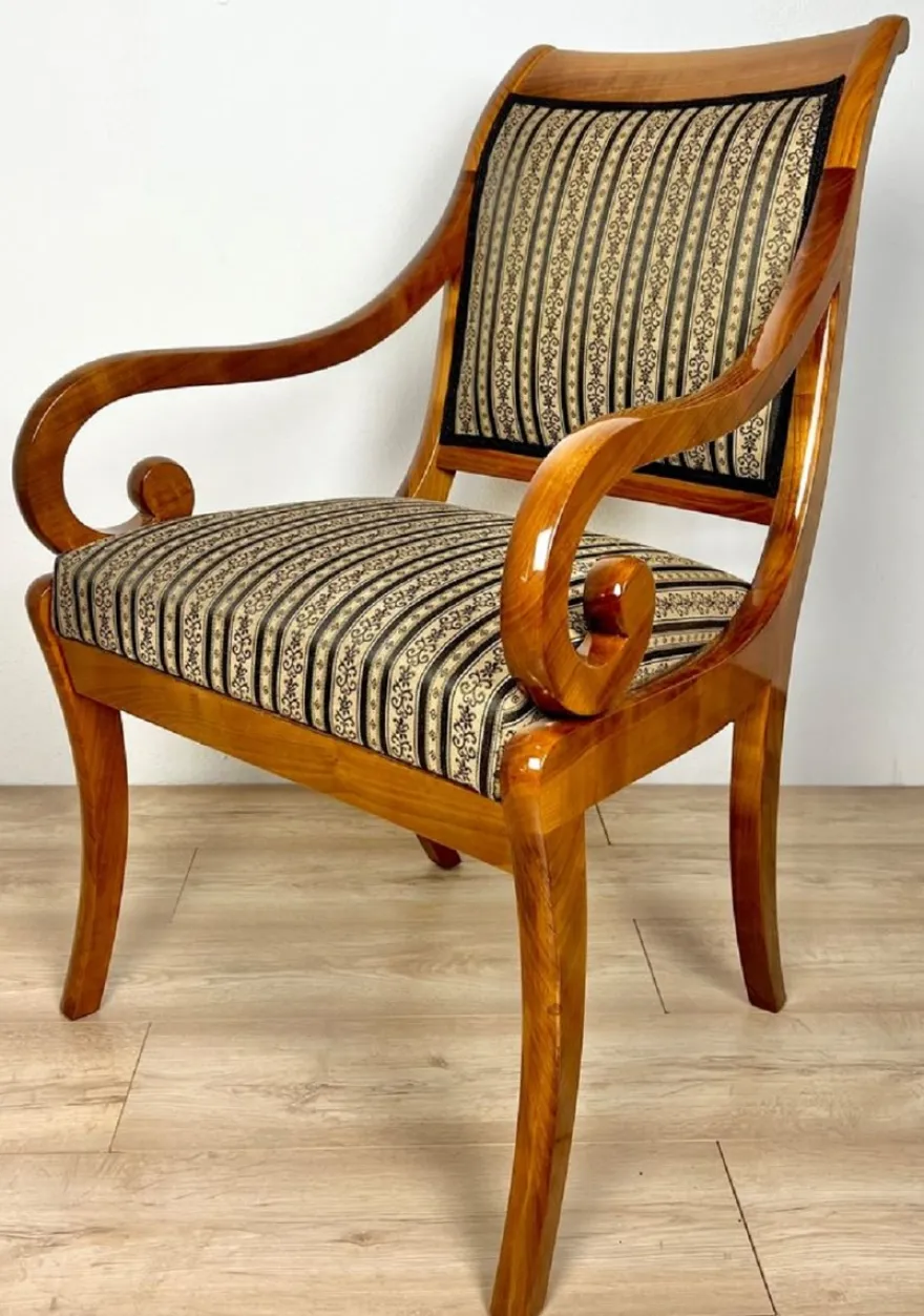 Casa Padrino Luxus Biedermeier Esszimmer Stuhl mit Armlehnen und Streifen Braun / Beige / Schwarz 60 x H. 95 cm - Massivholz Küchen Stuhl - Massivholz Esszimmer Möbel - Biedermeier Esszimmer Möbel