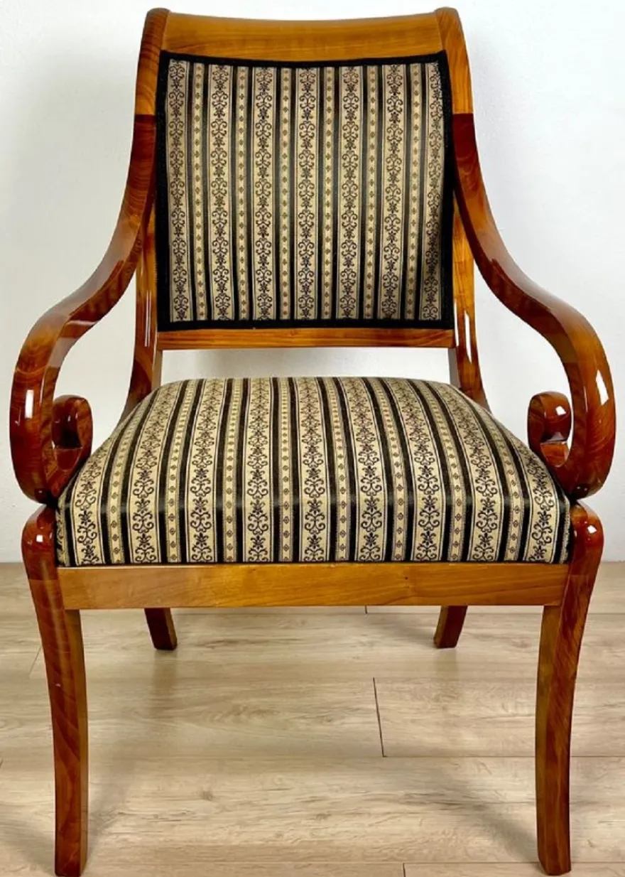 Casa Padrino Luxus Biedermeier Esszimmer Stuhl mit Armlehnen und Streifen Braun / Beige / Schwarz 60 x H. 95 cm - Massivholz Küchen Stuhl - Massivholz Esszimmer Möbel - Biedermeier Esszimmer Möbel