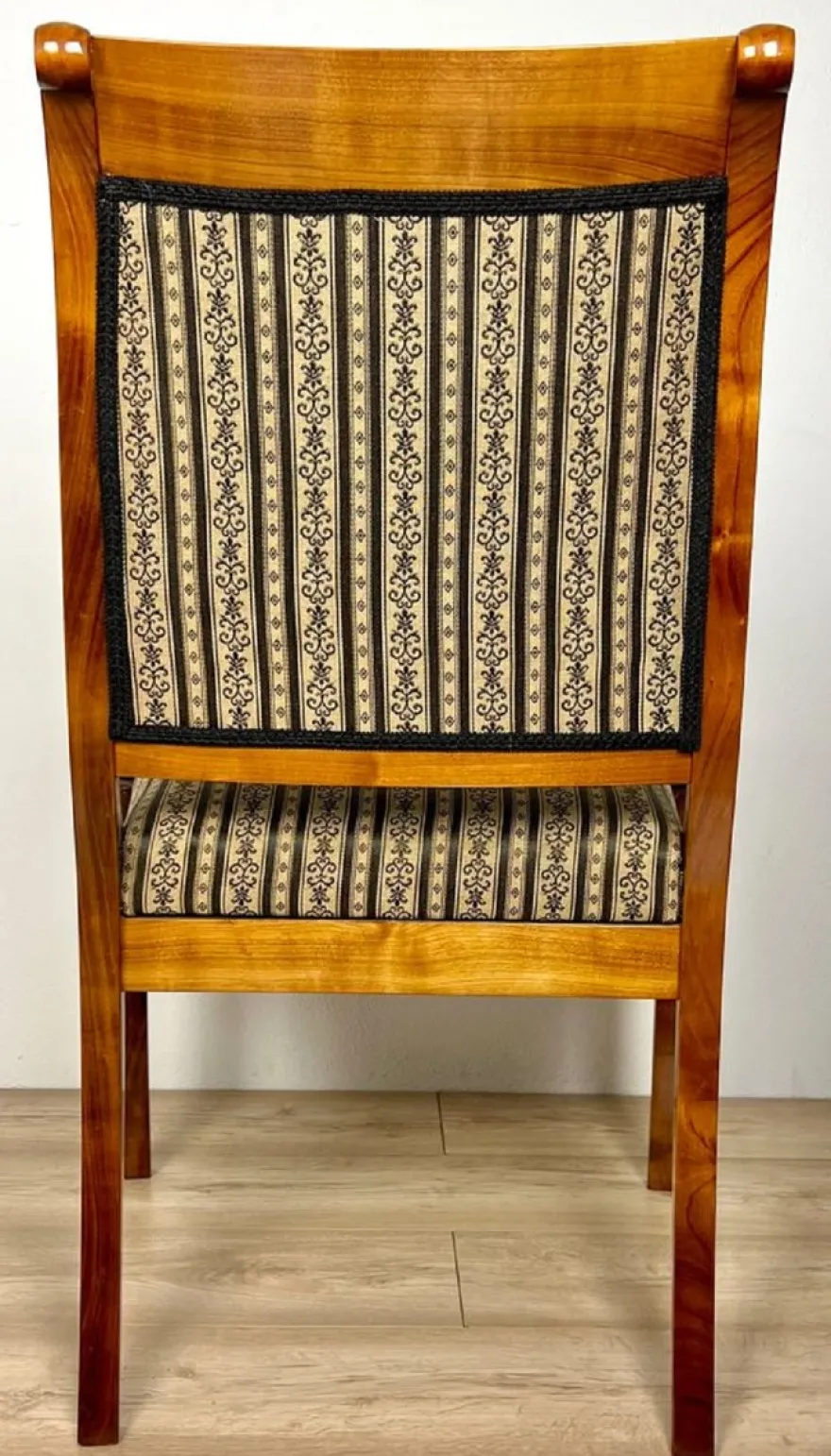 Casa Padrino Luxus Biedermeier Esszimmer Stuhl mit Armlehnen und Streifen Braun / Beige / Schwarz 60 x H. 95 cm - Massivholz Küchen Stuhl - Massivholz Esszimmer Möbel - Biedermeier Esszimmer Möbel