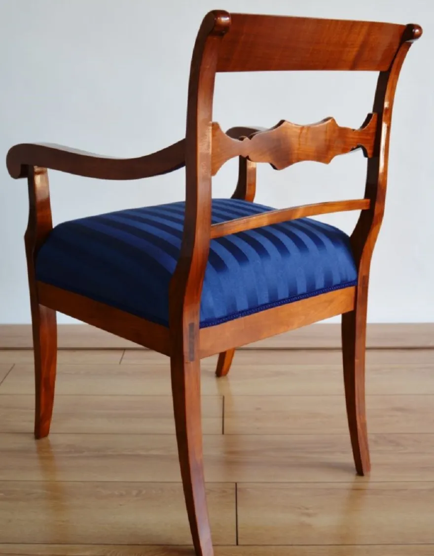 Casa Padrino Luxus Biedermeier Esszimmer Stuhl mit Armlehnen und Streifen Braun / Blau 58 x H. 92 cm - Massivholz Küchen Stuhl - Massivholz Esszimmer Möbel - Biedermeier Esszimmer Möbel