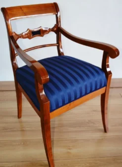 Casa Padrino Luxus Biedermeier Esszimmer Stuhl mit Armlehnen und Streifen Braun / Blau 58 x H. 92 cm - Massivholz Küchen Stuhl - Massivholz Esszimmer Möbel - Biedermeier Esszimmer Möbel