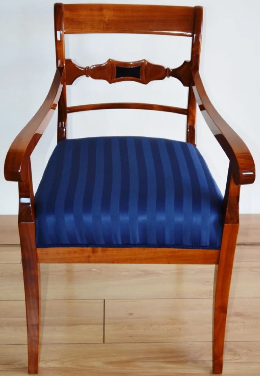Casa Padrino Luxus Biedermeier Esszimmer Stuhl mit Armlehnen und Streifen Braun / Blau 58 x H. 92 cm - Massivholz Küchen Stuhl - Massivholz Esszimmer Möbel - Biedermeier Esszimmer Möbel