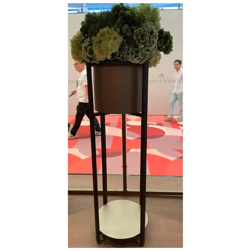 Casa Padrino Luxus Blumenständer Schwarz / Messing Ø 50 x H. 145 cm - Blumenständer mit Ulmenfurnier - Moderne Wohnzimmer Möbel - Luxus Qualität