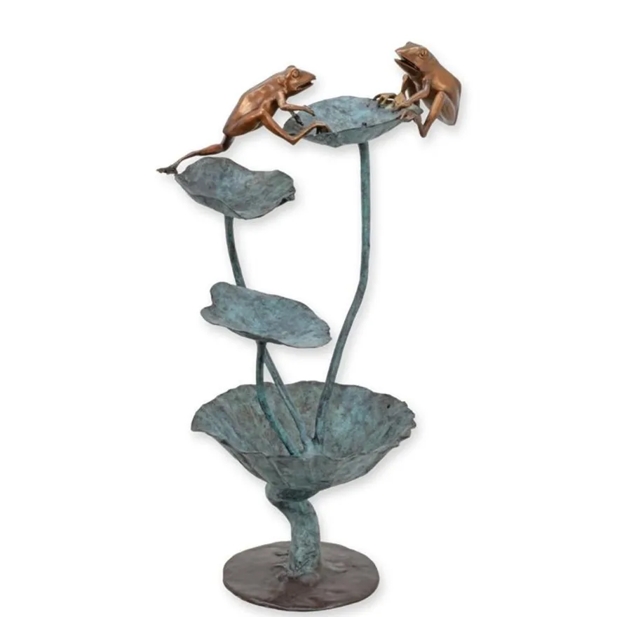 Casa Padrino Luxus Bronze Brunnen Zwei Frösche auf Seerosenblatt Bronze / Grün 63 x 50,5 x H. 124 cm - Gartenbrunnen - Wasserspiel - Garten Deko
