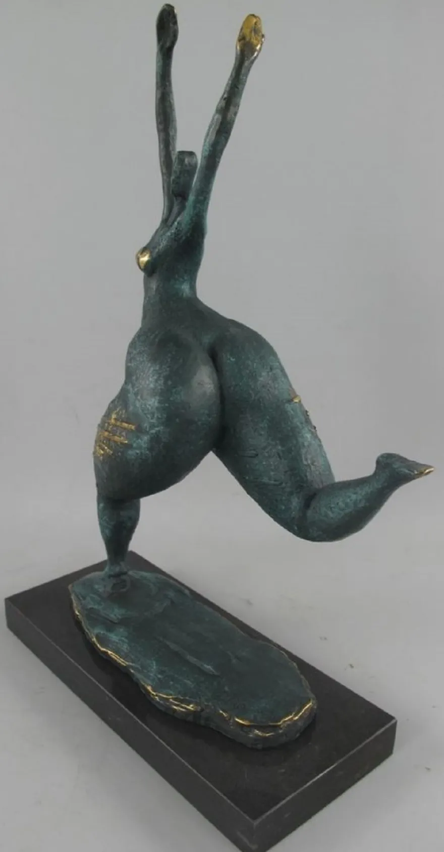 Casa Padrino Luxus Bronze Deko Skulptur Tänzerin Türkis / Gold / Schwarz 35 x 15 x H. 48 cm - Abstrakte Bronze Deko Figur mit Marmorsockel - Schreibtisch Deko - Deko Accessoires