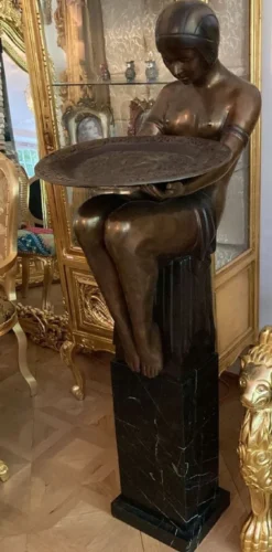 Casa Padrino Luxus Bronze Deko Skulptur Frau mit Teller Bronzefarben / Schwarz 43 x 63 x H. 145 cm - Deko Figur mit Marmorsockel - Wohnzimmer Deko - Büro Deko - Luxus Kollektion