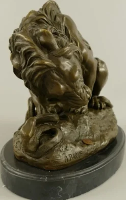 Casa Padrino Luxus Bronze Deko Skulptur Löwe und Schlange Bronze / Schwarz 30 x 19 x H. 24 cm - Bronze Deko Figur - Schreibtisch Deko - Deko Accessoires - Luxus Accessoires