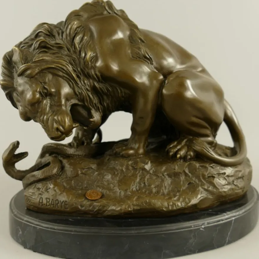 Casa Padrino Luxus Bronze Deko Skulptur Löwe und Schlange Bronze / Schwarz 30 x 19 x H. 24 cm - Bronze Deko Figur - Schreibtisch Deko - Deko Accessoires - Luxus Accessoires