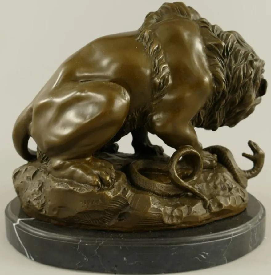 Casa Padrino Luxus Bronze Deko Skulptur Löwe und Schlange Bronze / Schwarz 30 x 19 x H. 24 cm - Bronze Deko Figur - Schreibtisch Deko - Deko Accessoires - Luxus Accessoires