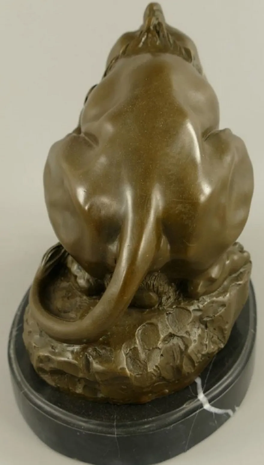 Casa Padrino Luxus Bronze Deko Skulptur Löwe und Schlange Bronze / Schwarz 30 x 19 x H. 24 cm - Bronze Deko Figur - Schreibtisch Deko - Deko Accessoires - Luxus Accessoires