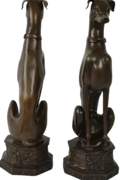 Casa Padrino Luxus Bronze Deko Skulpturen Hunde Bronzefarben 23 x 23 x H. 82 cm - Bronze Dekofiguren - Luxus Hotel & Restaurant Deko Accessoires