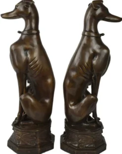 Casa Padrino Luxus Bronze Deko Skulpturen Hunde Bronzefarben 23 x 23 x H. 82 cm - Bronze Dekofiguren - Luxus Hotel & Restaurant Deko Accessoires
