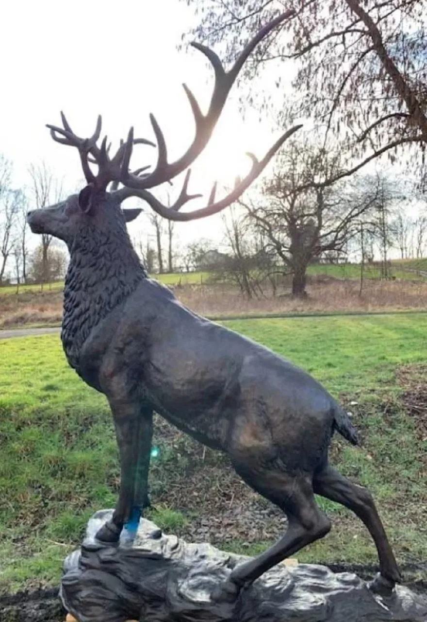 Casa Padrino Luxus Bronze Deko Skulptur Hirsch 196 x 130 x H. 269 cm - Riesiege Bronze Skulptur - Lebensgroße Tierfigur - XXL Bronze Hirsch Figur - XXL Garten Skulptur - Luxus Garten Deko