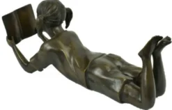 Casa Padrino Luxus Bronzefigur liegendes Mädchen liest Bronze 22 x 60 x H. 27 cm - Bronze Skulptur - Dekofigur - Deko Accessoires