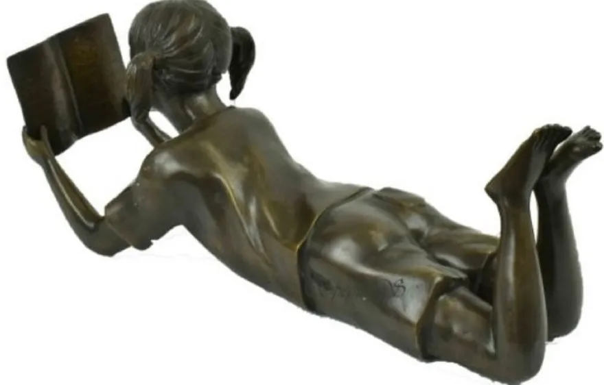 Casa Padrino Luxus Bronzefigur liegendes Mädchen liest Bronze 22 x 60 x H. 27 cm - Bronze Skulptur - Dekofigur - Deko Accessoires