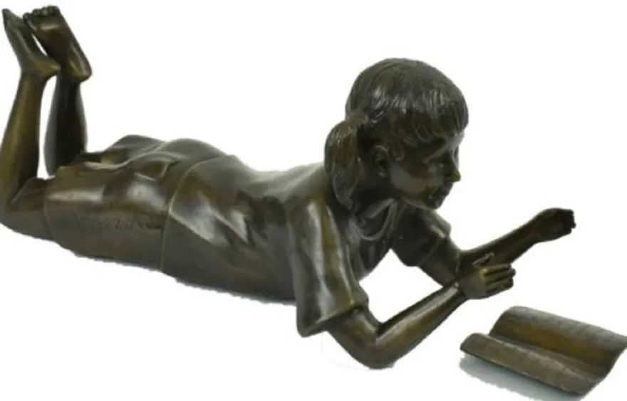 Casa Padrino Luxus Bronzefigur liegendes Mädchen liest Bronze 22 x 60 x H. 27 cm - Bronze Skulptur - Dekofigur - Deko Accessoires