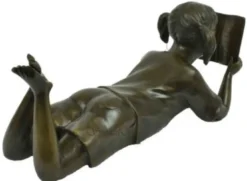 Casa Padrino Luxus Bronzefigur liegendes Mädchen liest Bronze 22 x 60 x H. 27 cm - Bronze Skulptur - Dekofigur - Deko Accessoires