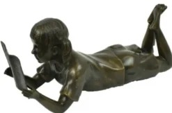 Casa Padrino Luxus Bronzefigur liegendes Mädchen liest Bronze 22 x 60 x H. 27 cm - Bronze Skulptur - Dekofigur - Deko Accessoires