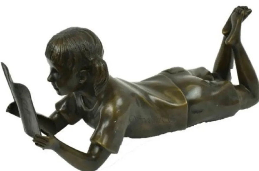 Casa Padrino Luxus Bronzefigur liegendes Mädchen liest Bronze 22 x 60 x H. 27 cm - Bronze Skulptur - Dekofigur - Deko Accessoires