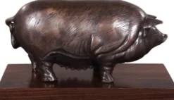 Casa Padrino Luxus Bronzefigur Schwein auf Holzsockel Bronze / Dunkelbraun 35 x 17 x H. 19 cm - Deko Figur
