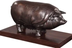 Casa Padrino Luxus Bronzefigur Schwein auf Holzsockel Bronze / Dunkelbraun 35 x 17 x H. 19 cm - Deko Figur