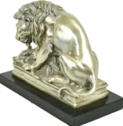Casa Padrino Luxus Bronzefigur mit Marmorsockel Löwe mit Beute Silber / Schwarz 26 x 10 x H. 20 cm - Versilberte Bronze Skulptur