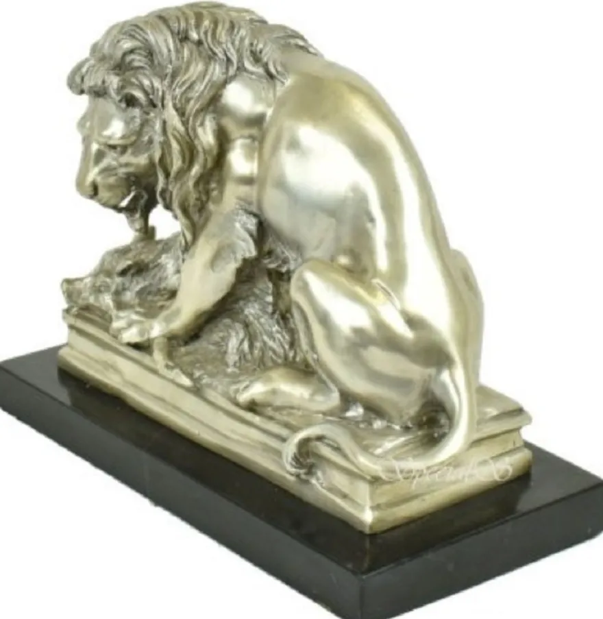 Casa Padrino Luxus Bronzefigur mit Marmorsockel Löwe mit Beute Silber / Schwarz 26 x 10 x H. 20 cm - Versilberte Bronze Skulptur