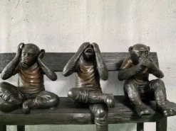 Casa Padrino Luxus Bronze Skulptur 3 Affen auf Sitzbank 112 x 46 x H. 76 cm - Wohnzimmer Deko Figur - Luxus Deko Accessoires