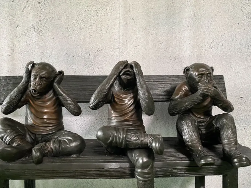Casa Padrino Luxus Bronze Skulptur 3 Affen auf Sitzbank 112 x 46 x H. 76 cm - Wohnzimmer Deko Figur - Luxus Deko Accessoires