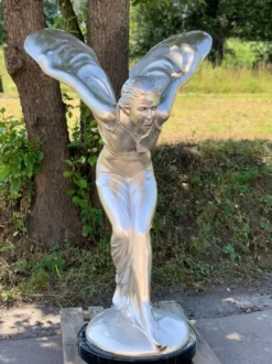 Casa Padrino Luxus Bronze Skulptur Spirit of Ecstasy Frau mit Flügel Silber / Schwarz 117 x 122 x H. 168 cm - Riesige Bronzefigur mit Marmorsockel - Luxus Deko Accessoires