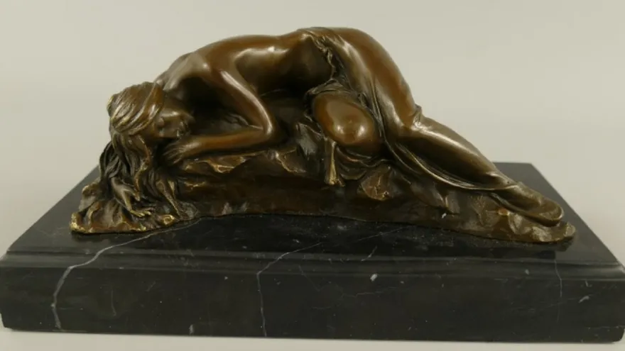 Casa Padrino Luxus Bronze Skulptur schlafende Frau Bronze / Schwarz 22 x 11 x H. 10 cm - Bronze Figur mit Marmorsockel - Schreibtisch Deko Accessoires