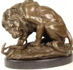 Casa Padrino Luxus Bronze Skulptur Löwe mit Schlange auf Marmorsockel Bronze / Gold / Schwarz 41 x H. 35 cm - Luxus Bronzefigur