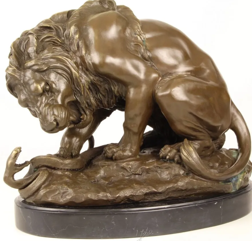 Casa Padrino Luxus Bronze Skulptur Löwe mit Schlange auf Marmorsockel Bronze / Gold / Schwarz 41 x H. 35 cm - Luxus Bronzefigur