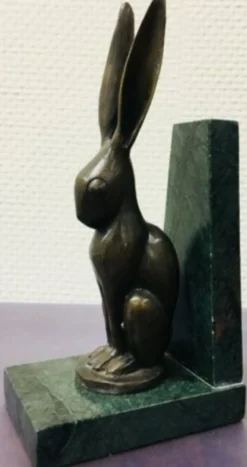 Casa Padrino Luxus Buchstützen 2er Set Bronze Hasen 9 x 13 x H. 24 cm - Deko Bronzefiguren mit Marmorsockel