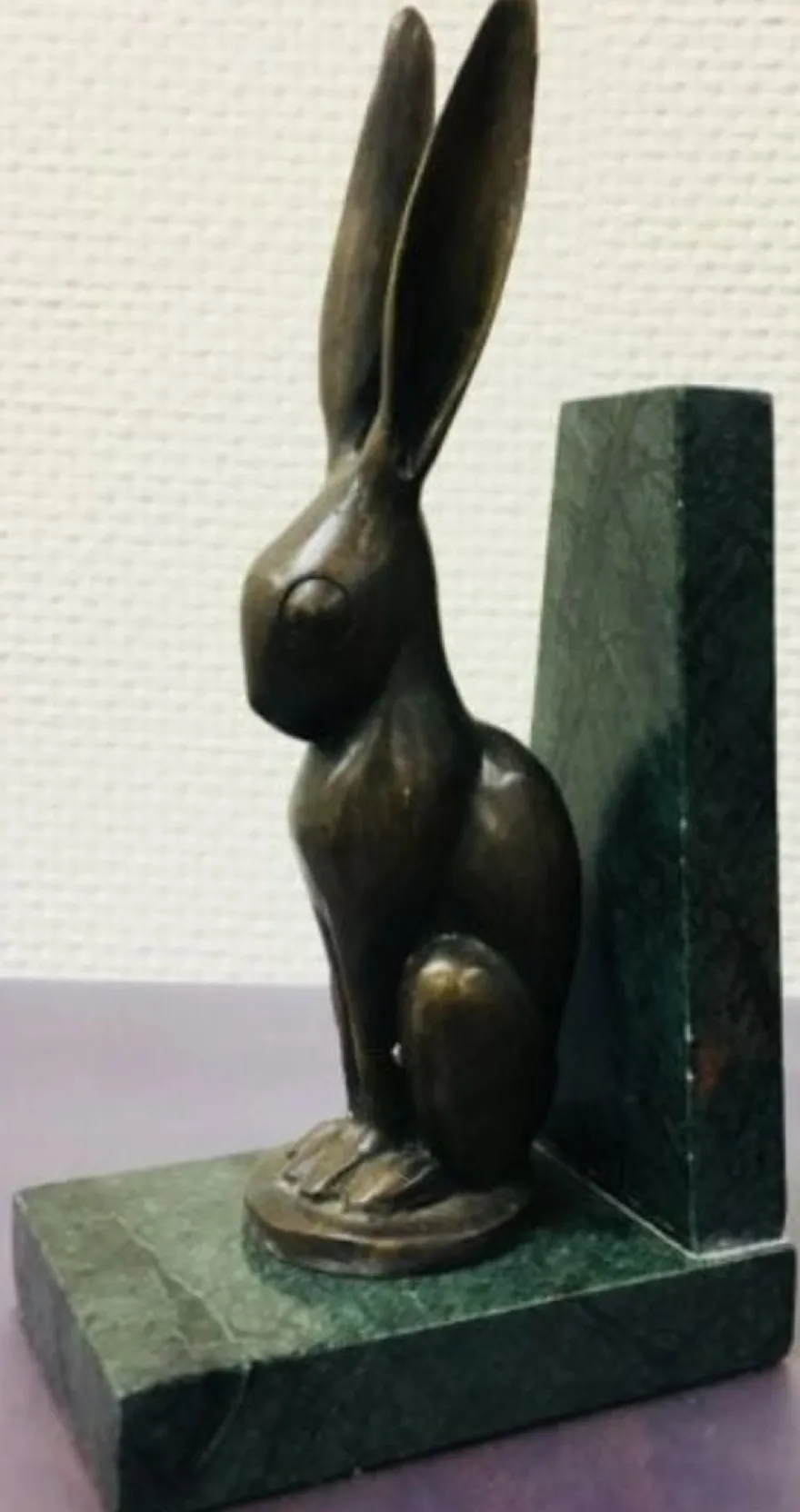 Casa Padrino Luxus Buchstützen 2er Set Bronze Hasen 9 x 13 x H. 24 cm - Deko Bronzefiguren mit Marmorsockel