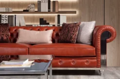 Casa Padrino Luxus Chesterfield Kunstleder Sofa Braun / Silber 270 x 100 x H. 70 cm - Wohnzimmer Sofa - Wohnzimmer Möbel - Chesterfield Möbel - Luxus Möbel - Luxus Einrichtung