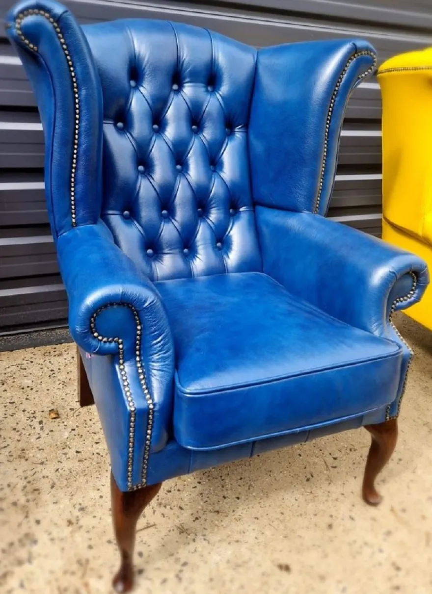 Casa Padrino Luxus Chesterfield Ohrensessel Blau / Dunkelbraun 98 x 90 x H. 110 cm - Echtleder Chesterfield Wohnzimmer Sessel - Wohnzimmer Möbel - Chesterfield Möbel - Luxus Leder Möbel